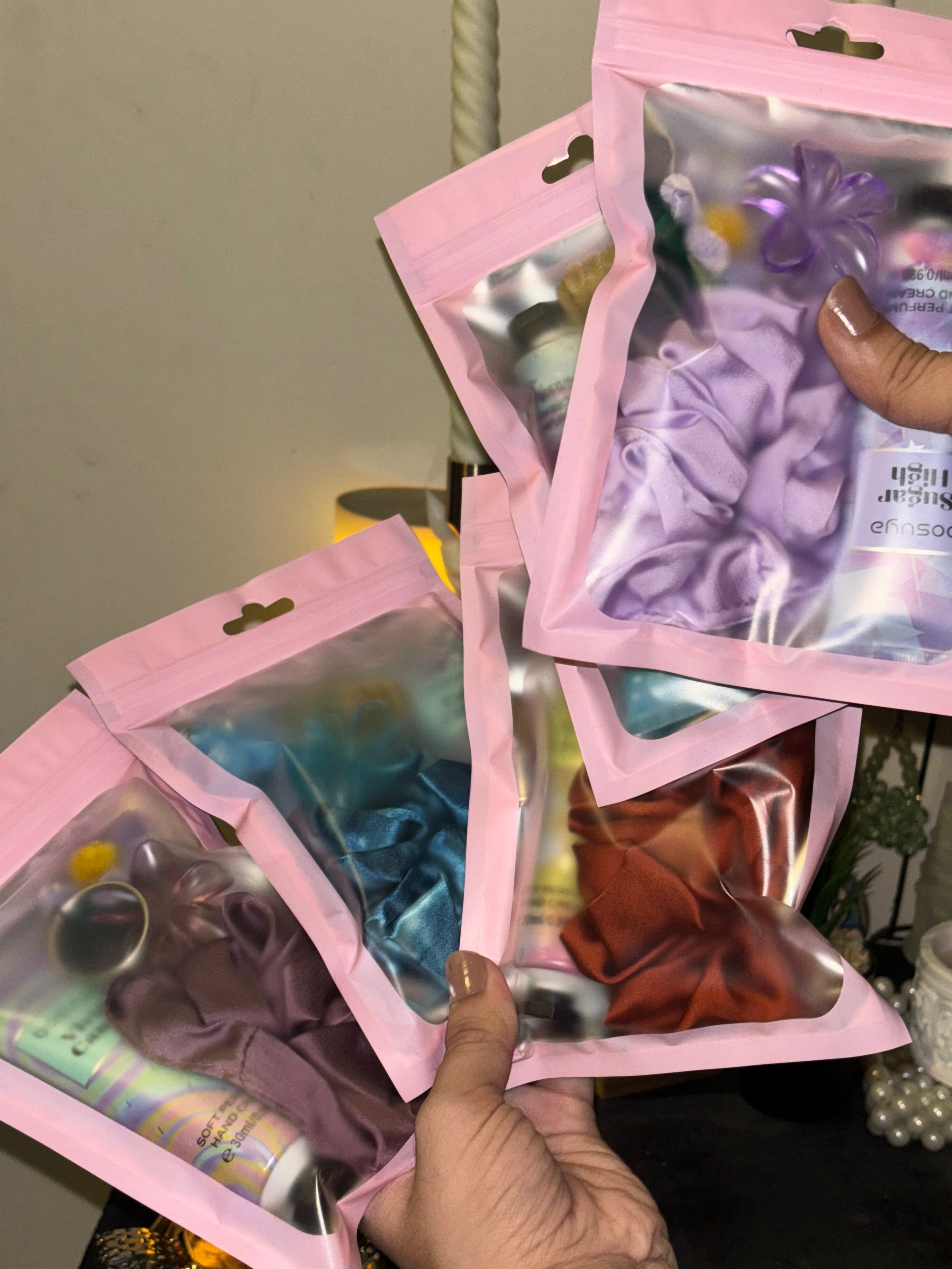 Mini cute hampers ( Random colour)