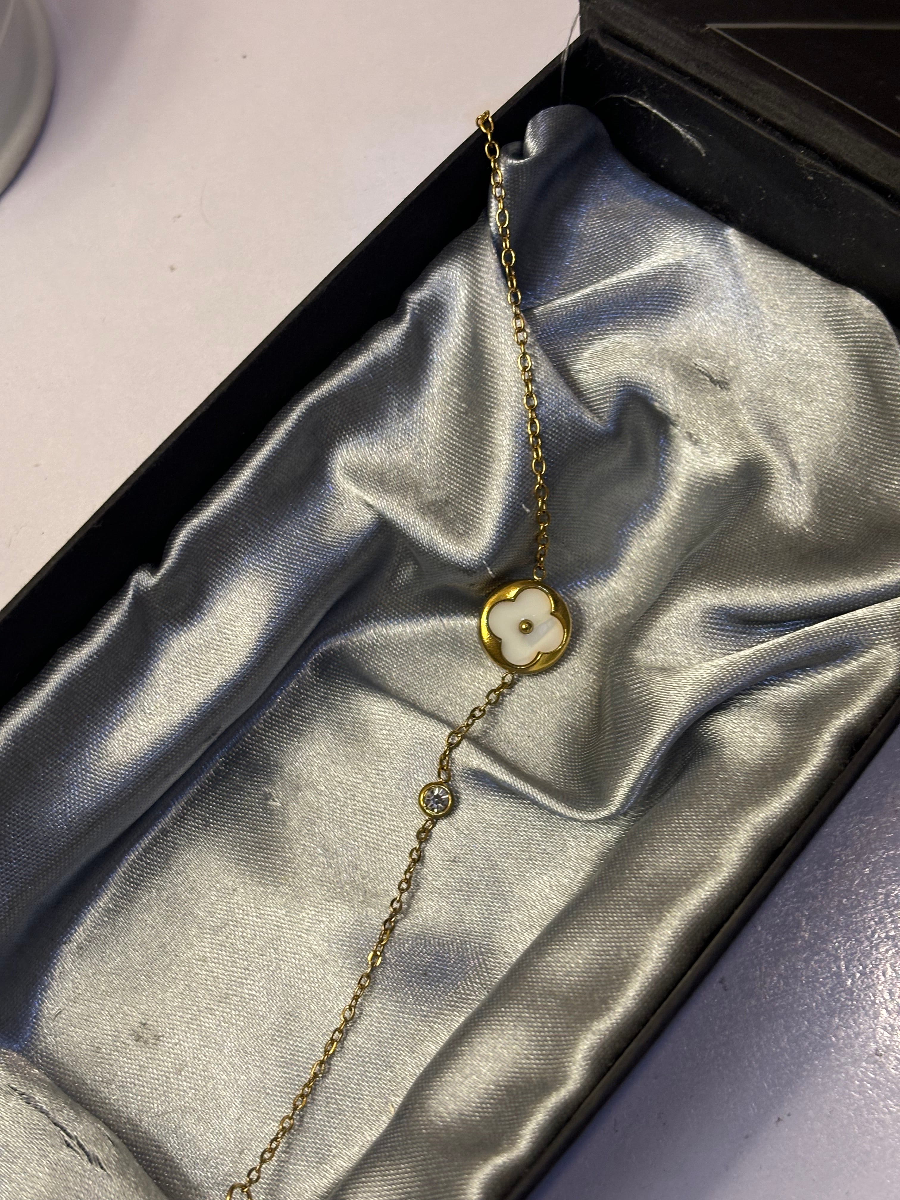 Stainless steel round clover bracelet